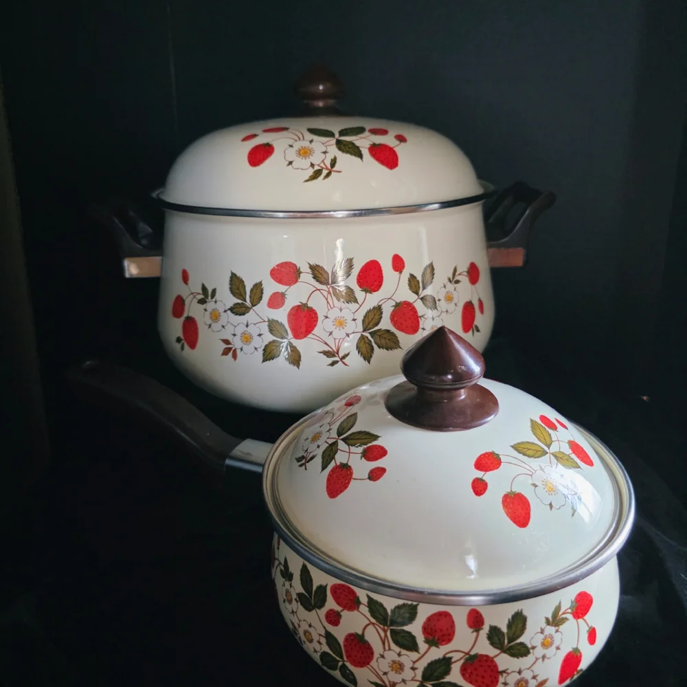 Strawberry Pattern Cookware Set - Picture 3 of 6